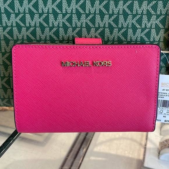MICHAEL KORS
Medium Crossgrain Leather Wallet
Electric Pink
NWT - Picture 1 of 16